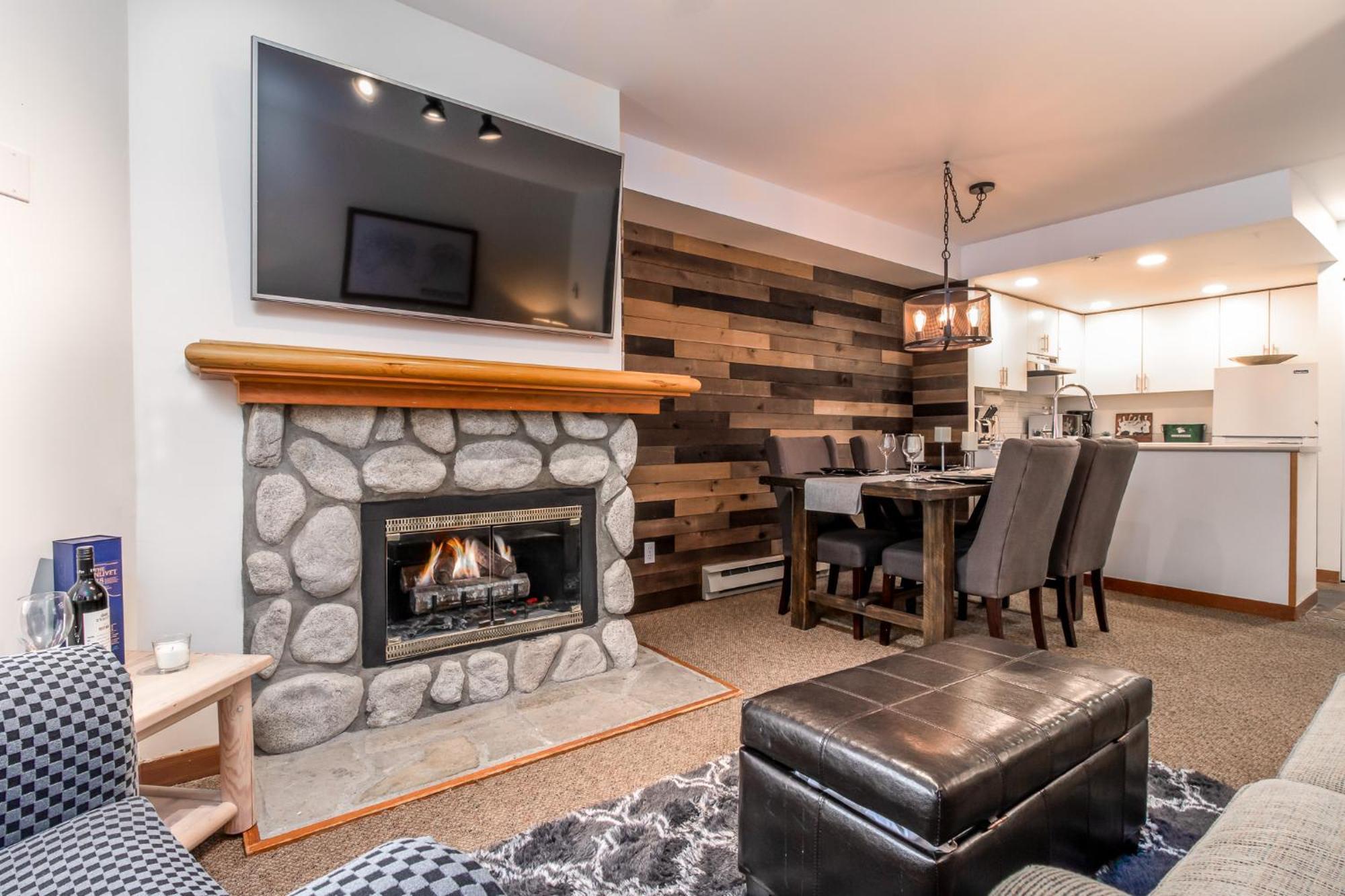 Appartamento Creekside Slopeside 1Br With Pool, Hot Tub, Bbq Whistler Esterno foto